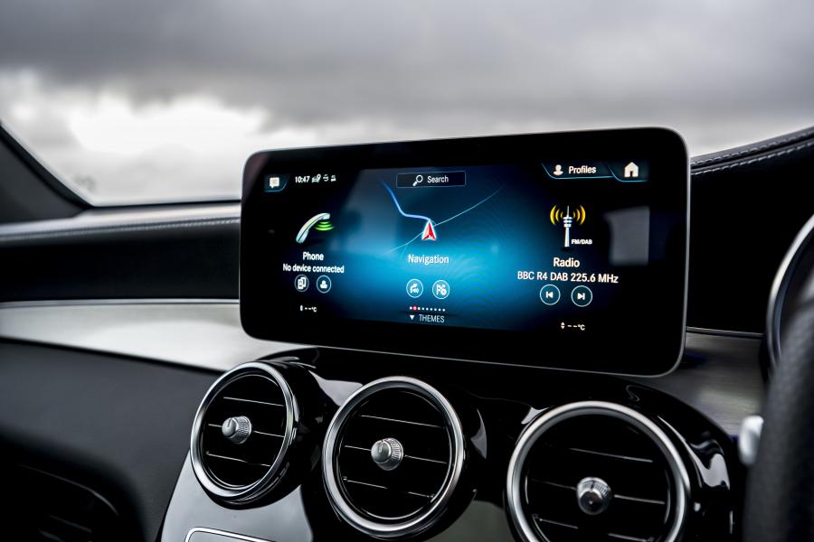 Детали интерьера Mercedes-AMG GLC43 4Matic Coupe (C253) 2019 года  (UK) (фото 21 из 69)